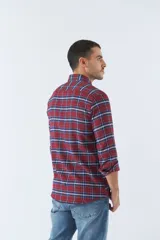 Camisa de viyela a cuadros negros, blancos y rojos, de corte slim fit, con bolsillos en el pecho, manga larga y cierre con botones.