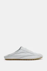 Zapato deportivo destalonado de tejido gris claro, con cordones y suela engomada con relieve de color caramelo.