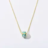Colgante con cadena dorada y dije cilíndrico con diseño de ojo turco en color celeste y blanco.