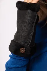 Guantes mitones negros de cuero con borde de lana natural.