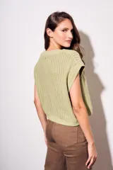 Chaleco sin mangas de tejido de punto color rosado pálido, con textura calada y acabado lurex, corte al cuerpo y cuello redondo.