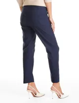 Pantalón de corte slim fit en color negro, confeccionado en tejido técnico de alta densidad. Presenta una pretina ancha elastizada, diseño pull-on sin cierres ni botones, y cuenta con cinco bolsillos funcionales.