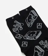 Medias de caña alta color negro con estampado gráfico en blanco inspirado en la consola PlayStation retro, incluyendo consolas y controles.