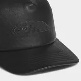 Gorra tipo trucker de Adidas, color negro, con frente y visera de cuero sintético y paneles traseros de malla. Presenta el logo de la marca grabado en el frente y cierre ajustable a presión en la parte posterior.