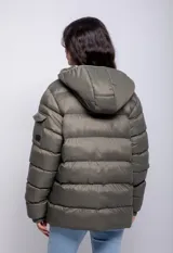 Campera puffer de nylon color negro con capucha, cierre frontal y bolsillos laterales. Presenta un bolsillo adicional con solapa en la manga izquierda y puños elásticos.