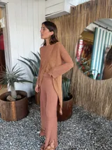 Blusa larga cruzada de tejido de punto con hilado italiano, mangas largas caladas, lurex y viscosa.