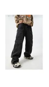 Pantalón de jean azul claro lavado, de corte ancho y holgado (oversize), con múltiples bolsillos cargo en los laterales.