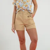 Short color beige de tiro alto con pinzas delanteras, bolsillos laterales y cierre frontal con botón.