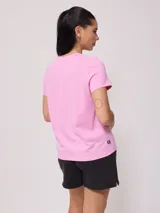 Remera de algodón de corte regular, con cuello redondo y mangas cortas, en color rosado.