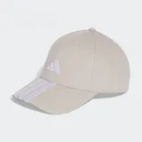 Gorra deportiva Adidas de color beige con visera curva. Presenta el logo de la marca bordado en el frente y las tres tiras características en la visera.