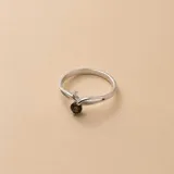 Anillo de plata 925 con diseño minimalista y piedra redonda engastada en el centro.