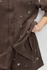 Short marrón con apliques brillantes distribuidos por toda la prenda y cintura elástica.