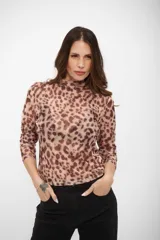 Top de manga larga con cuello alto, confeccionado en tejido de malla semitransparente con estampado animal print.