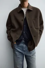 Sobrecamisa de corte regular confeccionada en tejido de lana doble faz, con cuello solapa, manga larga con puño abotonado, cierre frontal de botones y bolsillos de plastrón en pecho y cadera.