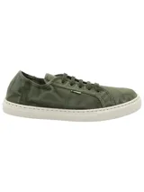 Zapatilla urbana de corte bajo confeccionada en algodón orgánico color verde militar, con suela de goma blanca y cierre mediante cordones al tono.