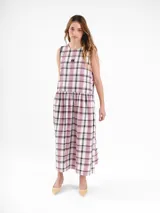 Vestido largo sin mangas, de corte amplio y relajado, con estampa a cuadros, escote redondo y falda fruncida. Cuenta con detalles de costura a contratono en las sisas y logo frontal.