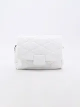 Bandolera pequeña de color blanco con diseño acolchado de rombos y cierre frontal con solapa.