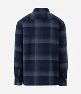 Camisa de franela a cuadros en tonos de azul marino y gris oscuro, con corte regular, manga larga, cuello camisero, cierre frontal de botones y un bolsillo en el pecho.