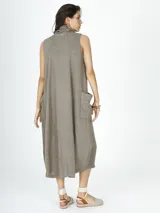 Vestido largo color visón de lino con cuello volcado y bolsillos laterales.