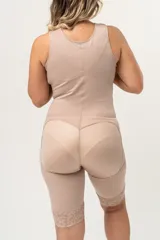 Body modelador color piel, de alta contención, con piernas cortas con terminación de encaje. Presenta breteles anchos, escote redondo y cierre frontal con broches. Ideal para post operatorio.