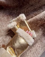 Mitones de cuero dorado con borde de piel sintética color crema.