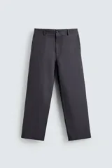 Pantalón de traje regular fit confeccionado en tejido de lino, con cierre frontal de cremallera y botón, bolsillos laterales y bolsillos traseros de vivo.