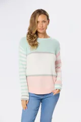 Buzo de tejido fino con rayas horizontales en tonos rosa, blanco y celeste, confeccionado en algodón.