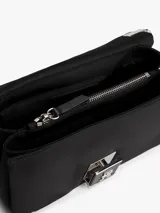 Cartera negra con acabado liso, solapa con cierre de pinza metálico con el monograma TH. Cuenta con dos compartimentos principales, un compartimento con cremallera y dos correas extraíbles: una delgada y una ancha tejida ajustable.