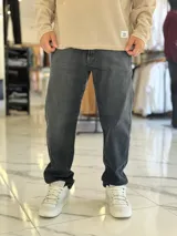 Pantalón de jean de corte recto, color celeste claro, con diseño clásico de cinco bolsillos y trabillas para cinturón.