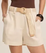 Short azul marino de cintura alta con cinturón de rafia y bolsillos laterales.