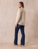 Camisa a rayas verticales color crema y blanco, marca Alex & Jordan. Cuello con solapa, abertura central con botones y bolsillo aplicado en el pecho.