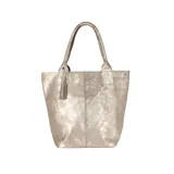 Maxi bolso tipo shopper color negro, realizado en cuero tipo flotter. Tiene doble asa reforzada para colgar del hombro y neceser interior.