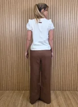 Pantalón marrón de lino de corte ancho, con cintura elástica con cordón ajustable y tajitos en el Isod