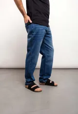 Pantalón de jean azul de corte regular, confeccionado en 100% algodón.