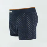 Pack de tres bóxers de algodón para hombre, uno a rayas horizontales azul y marrón, uno liso color ladrillo y uno azul con estampado de puntos marrones. Todos tienen cintura elástica azul.