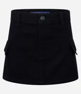 Pollera corta de sarga color negro, con diseño de tiro alto, cierre frontal con botón y cremallera, y bolsillos cargo laterales.