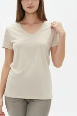 Remera blanca de manga corta con cuello en V y calce holgado, confeccionada en algodón.