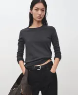 Remera de manga larga gris oscuro, de corte ajustado y cuello redondo.