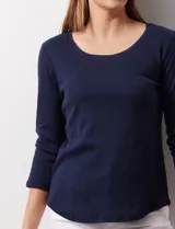 Remera de algodón negra, de corte clásico, con mangas tres cuartos y cuello redondo.