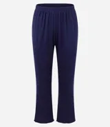 Conjunto de pijama compuesto por una blusa de manga corta con escote redondo y un pantalón largo de corte recto con cintura elástica. La blusa presenta un detalle bordado en el pecho y ambos acabados cuentan con bordes ondulados.