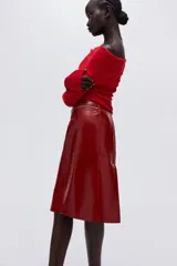 Buzo de punto suave color rojo, con diseño de hombros descubiertos y escote con doblez estilo solapa.
