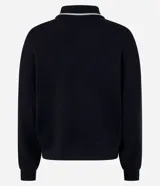 Buzo cerrado de algodón con cuello polo, mangas largas con puños ajustados y detalle de líneas contrastantes en el cuello.