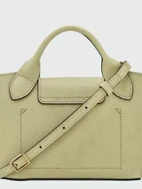 Cartera tipo tote en tamaño extra pequeño, confeccionada en cuero de color verde oliva. Presenta una estructura rígida con asas cortas redondeadas y un cierre de solapa con broche metálico dorado grabado con el logo de la marca.
