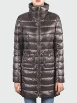 Campera larga Herno modelo María, confeccionada en nylon ultraligero color gris, con cuello alto, cierre frontal con cremallera y bolsillos con solapa.