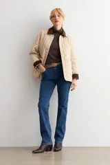 Jean de corte recto y tiro medio, confeccionado en denim azul clásico con costuras a tono.