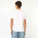 Remera blanca de manga corta con cuello redondo y estampado frontal con temática japonesa que incluye un samurai, un sol rojo y caracteres en japonés.