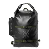Mochila impermeable negra de 28 litros, marca Roark, modelo Missing Link Wet/Dry. Cuenta con cierre roll-top, compartimento separado para ropa húmeda, bolsillo lateral con cierre YKK, bolsillo lateral de malla, hombreras ergonómicas, panel trasero con malla respirable y correas de compresión frontales.
