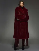 Tapado largo de piel sintética color borgoña, con cuello solapa y bolsillos laterales.