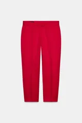 Pantalón capri de vestir color rojo, de corte slim, tiro alto, con pinzas delanteras, bolsillos laterales y falsos bolsillos traseros.