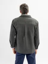 Sobrecamisa de paño color beige, con cuello clásico, cierre frontal con botones a presión y dos bolsillos con solapa en el pecho.